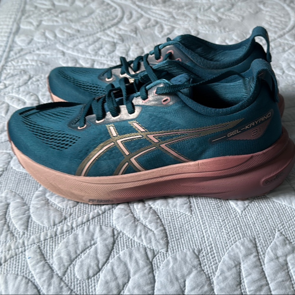 Asics Gel Kayano Blue Athletic Shoes with Breathable Mesh and Cushioned Sole